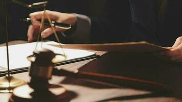 rättvisa och lag koncept.manlig domare i en rättssal med klubban, arbetar med, dator och dockningstangentbord, glasögon, på bordet i morgonljus video