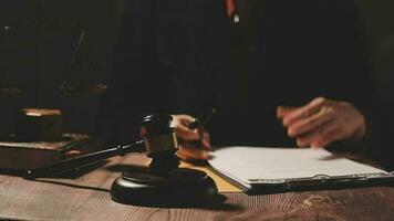 rättvisa och lag koncept.manlig domare i en rättssal med klubban, arbetar med, dator och dockningstangentbord, glasögon, på bordet i morgonljus video