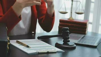 rättvisa och lag koncept.manlig domare i en rättssal med klubban, arbetar med, dator och dockningstangentbord, glasögon, på bordet i morgonljus video