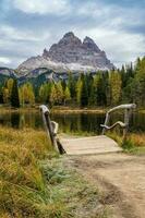 el majestuoso paisaje de lago antorno con el famoso dolomitas montaña pico tre cime di lavaredo en el antecedentes en el oriental dolomitas, belluno provincia, Italia foto