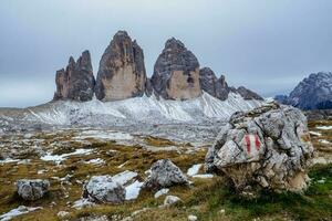 ver de famoso tre cime picos en tre cime di lavaredo nacional parque, dolomiti Alpes, sur Tirol, Italia foto