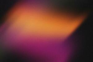 resumen púrpura, naranja y negro degradado antecedentes con grano textura foto