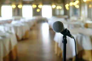 selectivo atención en un micrófono en un elegante habitación previo a un evento foto