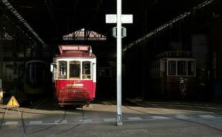 20 mayo, 2023 - Lisboa, Portugal - un tradicional tranvía vagón esperando en el sombra de el estación a el final de el día. foto