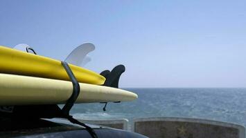 tablas de surf cargado sobre un coche cerca el costa de ericeira, Portugal foto