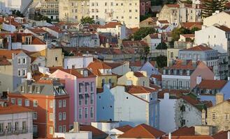 edificios y techo tapas en Lisboa en el tarde horas con claro cielo foto