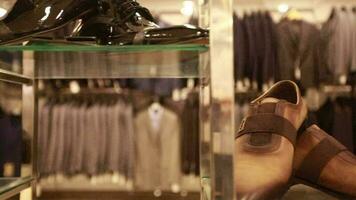 clássico roupas Itens em exibição dentro roupa masculina loja, couro sapatos e cintos vendido para estar usava com terno dentro roupa masculina loja, seletivo foco video