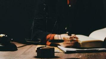 rättvisa och lag koncept.manlig domare i en rättssal med klubban, arbetar med, dator och dockningstangentbord, glasögon, på bordet i morgonljus video