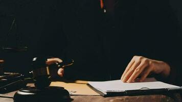 concept de justice et de droit. juge masculin dans une salle d'audience avec le marteau, travaillant avec, clavier d'ordinateur et d'accueil, lunettes, sur table à la lumière du matin video