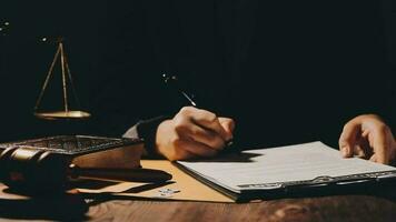 rättvisa och lag koncept.manlig domare i en rättssal med klubban, arbetar med, dator och dockningstangentbord, glasögon, på bordet i morgonljus video