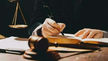 rättvisa och lag koncept.manlig domare i en rättssal med klubban, arbetar med, dator och dockningstangentbord, glasögon, på bordet i morgonljus video