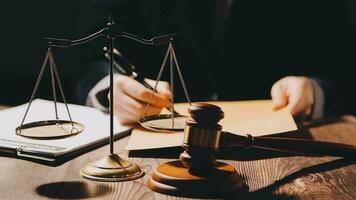 rättvisa och lag koncept.manlig domare i en rättssal med klubban, arbetar med, dator och dockningstangentbord, glasögon, på bordet i morgonljus video