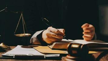 rättvisa och lag koncept.manlig domare i en rättssal med klubban, arbetar med, dator och dockningstangentbord, glasögon, på bordet i morgonljus video