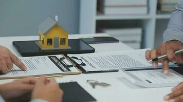 real inmuebles agente y cliente firma contrato a comprar casa, seguro o préstamo real finca.alquiler un casa, consigue seguro o préstamo real inmuebles o propiedad. video