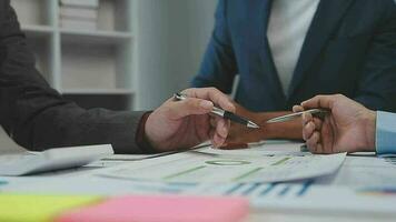 documents d'affaires, auditeur femme d'affaires vérifiant le document de recherche juridique préparer des documents ou un rapport pour analyse temps d'impôt, documents comptables données contrat partenaire traiter au bureau du lieu de travail video