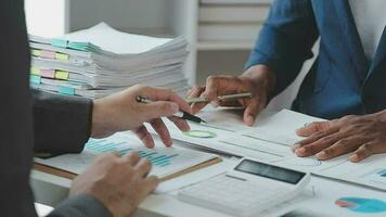 bedrijf documenten, accountant zakenvrouw controle zoeken document wettelijk bereiden papierwerk of verslag doen van voor analyse belasting tijd, boekhouder documenten gegevens contract partner transactie in werkplaats kantoor video