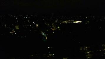 haute angle métrage de central luton ville de Angleterre pendant nuit. illuminé ville centre a été capturé avec drone caméra sur juin 30 2023 pendant nuit video