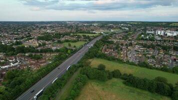 Antenne Aufnahmen von östlichen Luton Stadt von England Vereinigtes Königreich während teilweise wolkig Tag von Juli 2., 2023 video