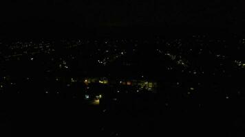 alto ángulo imágenes de central lutón ciudad de Inglaterra durante noche. iluminado ciudad centrar estaba capturado con drones cámara en junio 30 2023 durante noche video