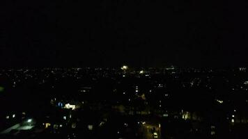 alto angolo metraggio di Residenziale quartiere di luton città di Inghilterra durante notte. illuminato città centro era catturato con di droni telecamera su giugno 29, 2023 durante notte video