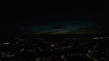 Alto ângulo cenas do residencial distrito do luton cidade do Inglaterra durante noite. iluminado cidade Centro estava capturado com drones Câmera em Julho 5 ª, 2023 durante noite video