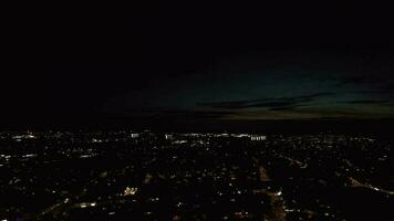 alto ángulo imágenes de residencial distrito de lutón ciudad de Inglaterra durante noche. iluminado ciudad centrar estaba capturado con drones cámara en julio 5to, 2023 durante noche video