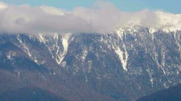 panorama se av de kaukasus berg. de moln är virvlande i de berg. Timelapse moln flytta över de berg blast video