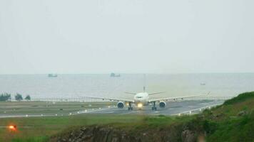 corpo largo avião acelerar antes saída a partir de phuket aeroporto. video
