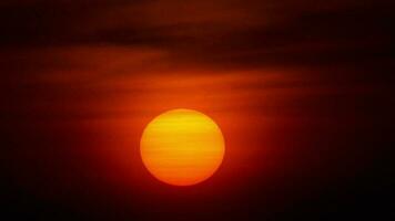 zonsondergang over oceaanlandschap, karon beach, phuket, thailand video