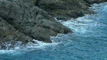 turchese onde lanciato su il rocce, promthep capo a Sud di Phuket isola, lento movimento video