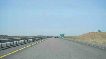 autopista astana karaganda, en el afueras de temirtau ciudad video