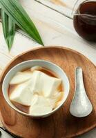 soja Leche tofu pudín con palma azúcar jarabe foto
