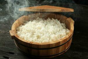 de madera tina con humeante caliente japonés arroz foto