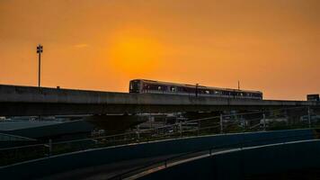 nonthaburi-tailandia abril 9, 2023 mrt púrpura línea cielo tren en el puesta de sol noche a explosión sí, nonhaburi tailandia foto