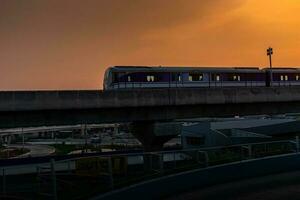 nonthaburi-tailandia abril 9, 2023 mrt púrpura línea cielo tren en el puesta de sol noche a explosión sí, nonhaburi tailandia foto