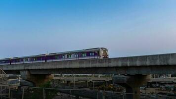 nonthaburi-tailandia abril 9, 2023 mrt púrpura línea cielo tren en el puesta de sol noche a explosión sí, nonhaburi tailandia foto