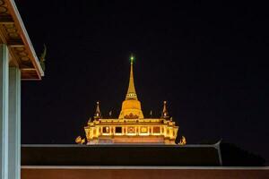 hermosa puesta de sol a dorado montaña phu Khao correa un antiguo pagoda a wat saket templo en enero 29, 2023. el famoso destino en bangkok, tailandia foto