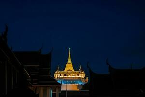hermosa puesta de sol a dorado montaña phu Khao correa un antiguo pagoda a wat saket templo en enero 29, 2023. el famoso destino en bangkok, tailandia foto
