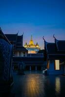 hermosa puesta de sol a dorado montaña phu Khao correa un antiguo pagoda a wat saket templo en enero 29, 2023. el famoso destino en bangkok, tailandia foto