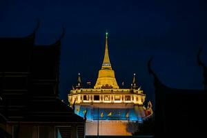 hermosa puesta de sol a dorado montaña phu Khao correa un antiguo pagoda a wat saket templo en enero 29, 2023. el famoso destino en bangkok, tailandia foto