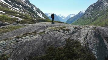 wandelaar genieten van mooi landschap van Noors bergen video