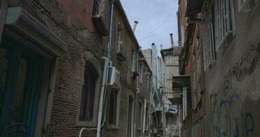 piccolo vecchio strade con balconi nel vecchio tbilisi, Georgia video