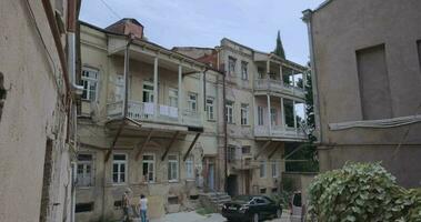 klein alt Straßen mit Balkone im alt Tiflis, Georgia video