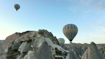 Luftballons und Felsen mit Höhlen im Kappadokien, Truthahn video