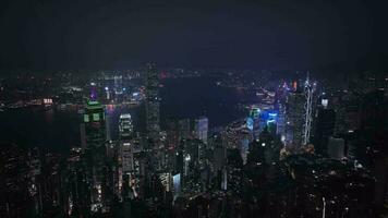 nacht panorama van de geheel verlichte hong kong, antenne visie video