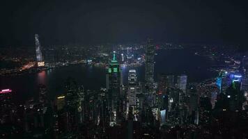 nacht panorama van de geheel verlichte hong kong, antenne visie video