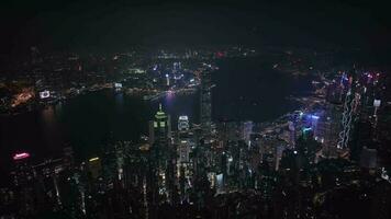 nacht panorama van de geheel verlichte hong kong, antenne visie video