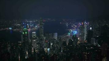 nacht panorama van de geheel verlichte hong kong, antenne visie video