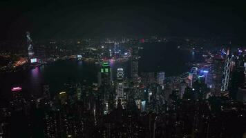 natt panorama av de hela upplyst hong kong, antenn se video