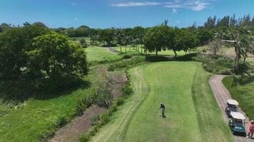 golfeurs jouer sur le cours sur une ensoleillé jour, l'île Maurice, aérien vue video